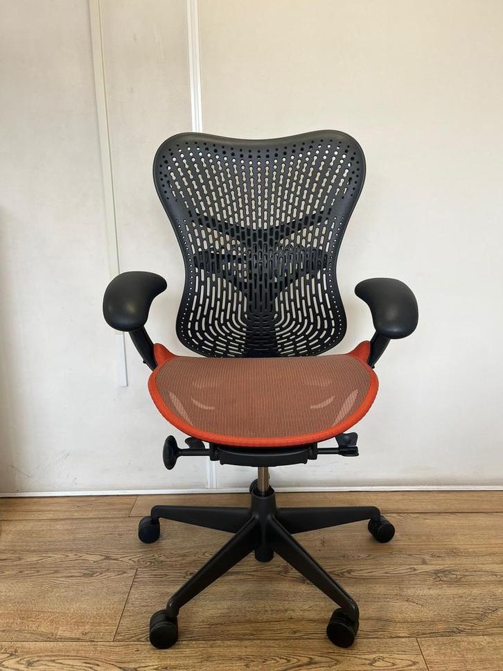 50x Herman Miller Mirra 2 Urban Orange Bureaustoel - Refurb, Huis en Inrichting, Bureaustoelen, Bureaustoel, Oranje, Zo goed als nieuw