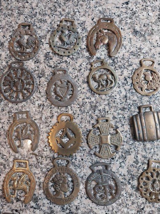 Insigne Collection of horse brasses (horse harness, Verzamelen, Overige Verzamelen