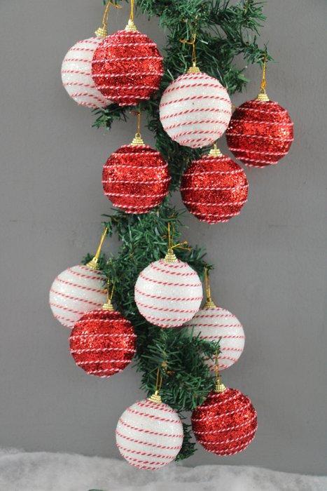 Kerstballen rood en wit, hard schuim - Décoration de Noël en, Antiek en Kunst, Curiosa en Brocante