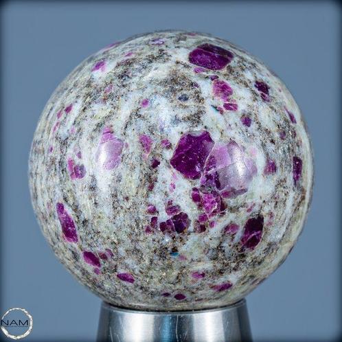 Zeer zeldzame natuurlijke robijnrode kristallen bol,, Verzamelen, Mineralen en Fossielen