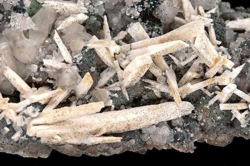 Prachtige grote roomwitte anhydriet op chalcedoon uit, Verzamelen, Mineralen en Fossielen