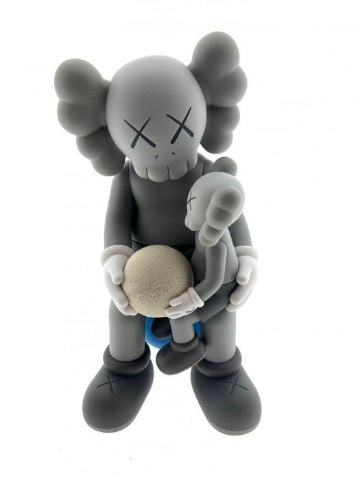 Kaws (1974) - sculptuur, Holiday Thailand Grey - 28 cm -, Antiek en Kunst, Kunst | Designobjecten