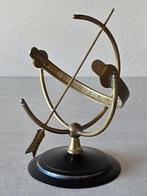 Gabinetowy zegar soneczny w formie sfery armilarnej –