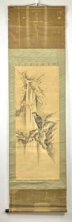 Japanse rol Hawk bij waterval met de hand geschilderd. -