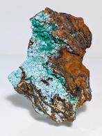 Cuprian Adamite in rode limonietrijke rotsen, zeldzaam groot