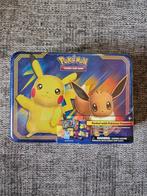 Pokémon 2018 Collectors Chest Pikachu Eevee - 1 Box -, Hobby en Vrije tijd, Verzamelkaartspellen | Pokémon, Nieuw