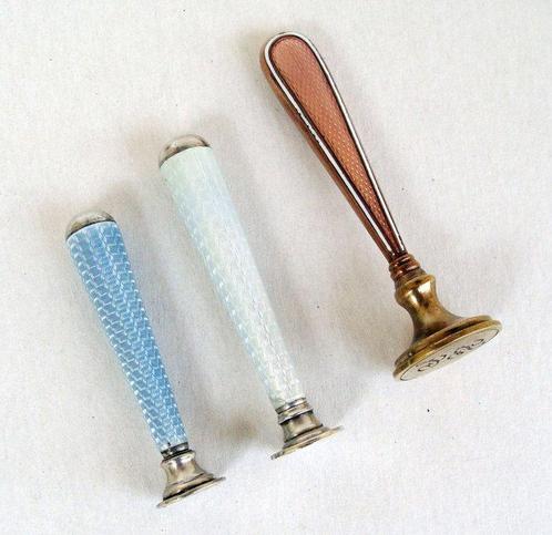Two Guilloche Enamel Silver Wax Seals, together with another, Antiek en Kunst, Antiek | Zilver en Goud