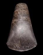 IJzertijd - Grote bijl van bewerkte en gepolijste steen -