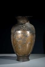 Vase - Bronze, Un grand vase japonais en bronze ciselé orné