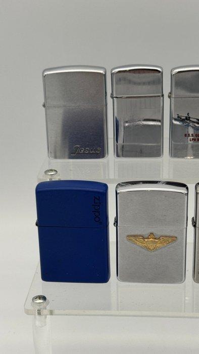 Lot of 10 Zippo Lighters (1978–2011) – Mix Regular & Slim –, Verzamelen, Rookartikelen, Aanstekers en Luciferdoosjes