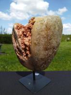 Roze en rode amethistgeode met roze amethist suikergroeve