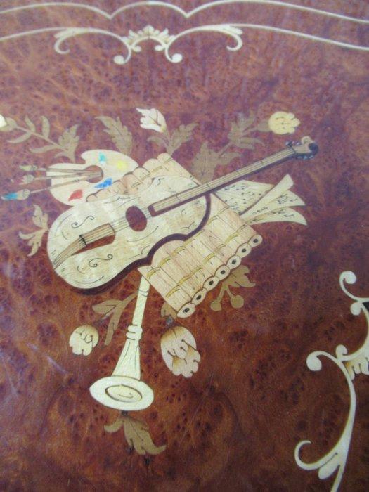 Tafel - Tafeltje met Zwitserse Reuge muziekdoos en inlegwerk, Antiek en Kunst, Curiosa en Brocante