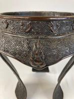 Parfumbrander - groot archaïsserend bronzen beeld gesigneerd