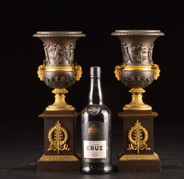 Verfijnd paar bronzen vazen uit de Charles X-periode (circa, Antiek en Kunst, Antiek | Meubels | Stoelen en Sofa's