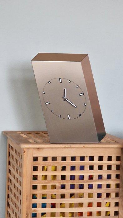 Tafelklok - NeXtime Minimalistisch Aluminium - 2000-2010 -, Antiek en Kunst, Antiek | Meubels | Stoelen en Sofa's