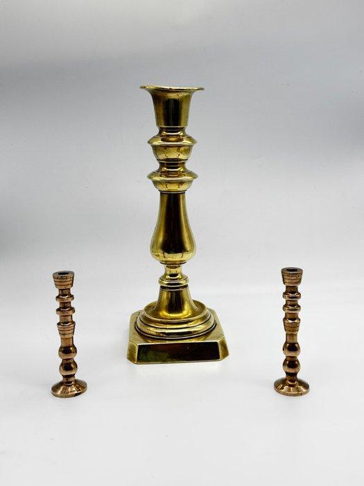 Antique Brass Candlestick Trio – 1 Large with Candle Lift, Antiek en Kunst, Curiosa en Brocante