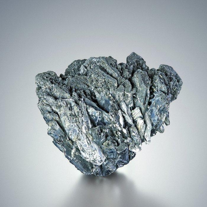 305g uitstekende zilveren stibnietcluster uit Roemenië, Verzamelen, Mineralen en Fossielen