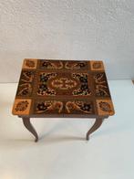 Muziekdoos - 1960-1970 - Bijzettafel met inlegwerk en, Antiek en Kunst