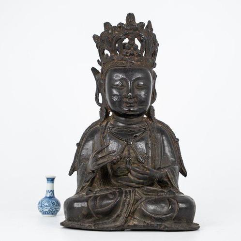 Statue - Bronze - Seated Guanyin wearing a long Gawn, crown, Antiquités & Art, Antiquités | Autres Antiquités
