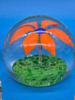 Briefbeschwerer – Glasobjekt mit floralen Einschlüssen -