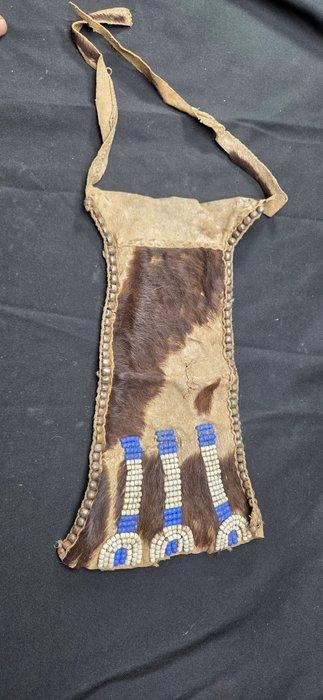 Originele Toposa-schort uit Soedan met glazen en metalen, Antiek en Kunst, Kunst | Niet-Westerse kunst