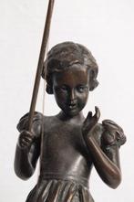 sculptuur, Vissend meisje. - 40 cm - Brons