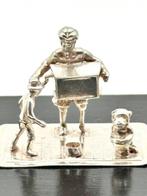 No reserve- Twee handgemaakte zilveren miniaturen Man met