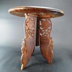 Tafel - Hand gesneden houten Kashmir tafeltje uit India,, Antiek en Kunst