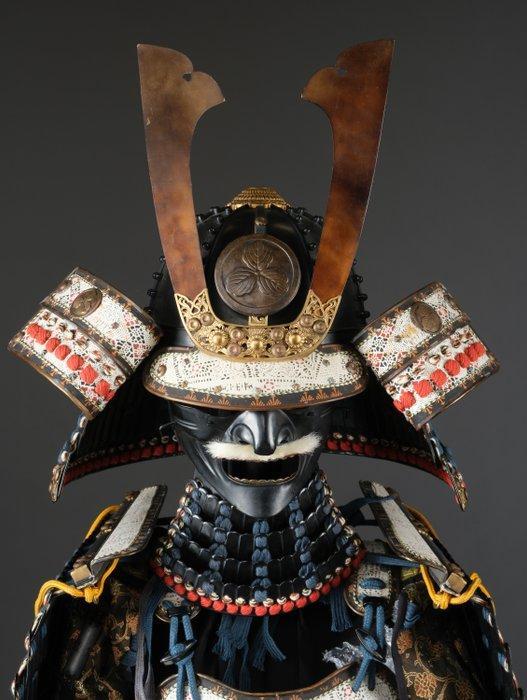 Armure noire (yoroi) avec un blason familial à feuilles de, Antiquités & Art, Antiquités | Autres Antiquités