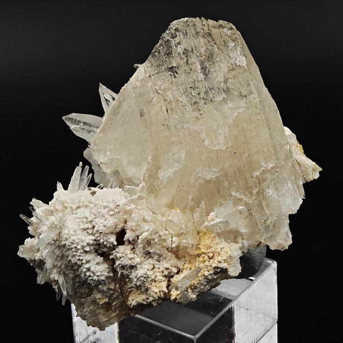 Estetico, plukje van Celestina op geel zwavel, Sicilië., Collections, Minéraux & Fossiles