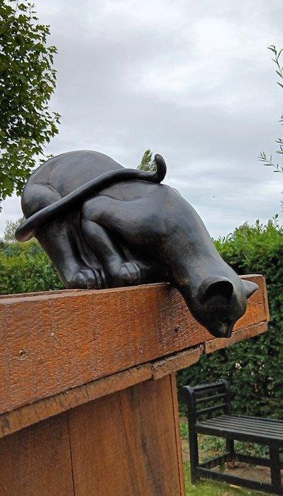 sculptuur, Sculptuur van een zwarte kat wie over de rand, Antiek en Kunst, Kunst | Designobjecten