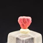 0,8 ct TOP roter glasklarer Spinel Kristall in 3-ecks vorm!-
