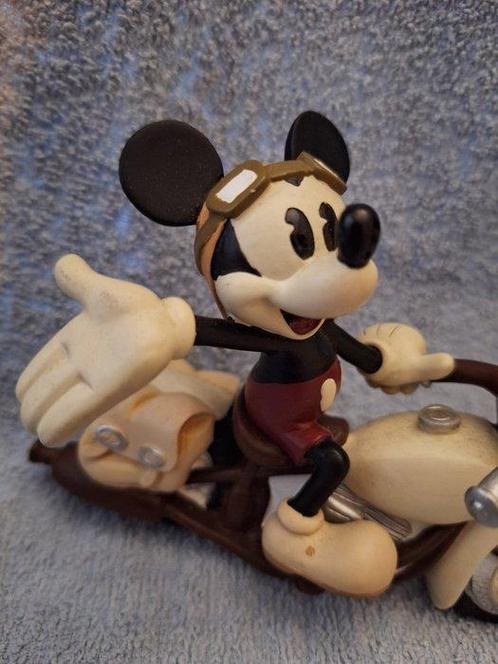 Zeldzaam beeldje Mickey op zijn Harley Davidson met klokje -, Verzamelen, Disney