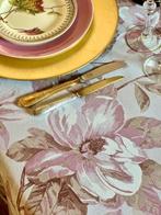 Roze magnoliapatroon tafelkleed voor grote tafels. -