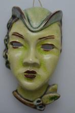 Karlsruhe Majolika Manufaktur - Relief, Mädchen mit Hut und