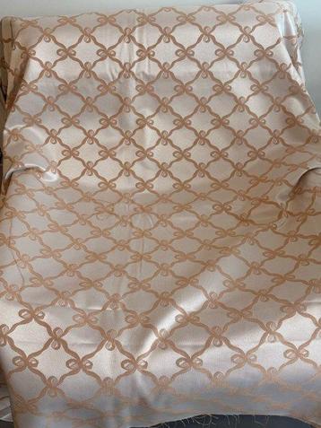 Nœud Éternel de Style : Le Tissu qui Raconte lÉlégance et