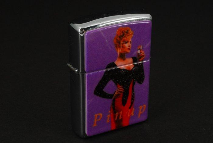 Zippo - 1996 Limited Edition Collectible of the Year PINUP, Verzamelen, Rookartikelen, Aanstekers en Luciferdoosjes