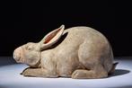 Oud-Chinees, Han-dynastie aardewerk konijnenfiguur - met, Antiek en Kunst