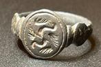 Viking periode Brons Gave zegelring met een gestileerde, Handtassen en Accessoires, Antieke sieraden