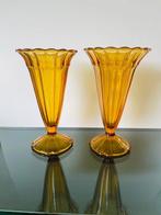 Vaas (2)  - Paar gegoten amberkleurige art deco vazen 1935