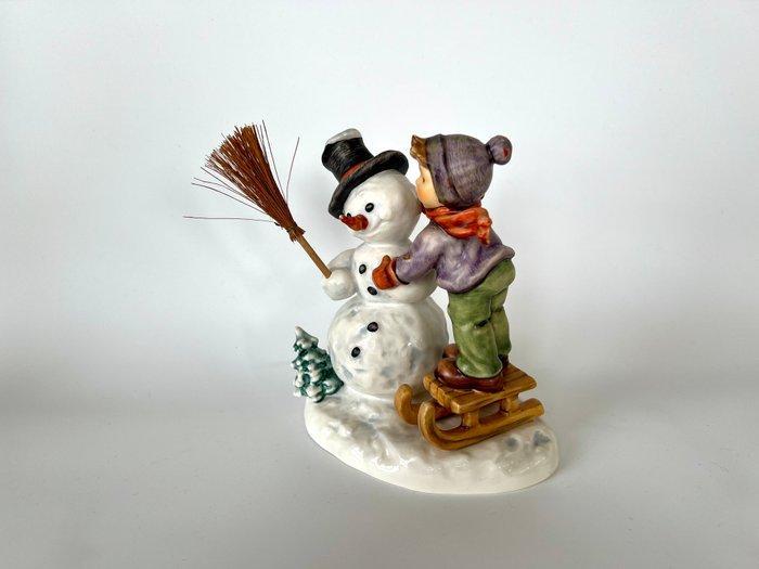 Goebel - Beeldje - M.I. Hummel Hum 2002 Winterfreunde *, Antiek en Kunst, Curiosa en Brocante