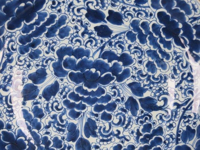 HUGE NINE PEONIES PLATE 35,8 - Kangxi (1662-1722) - Schotel, Antiek en Kunst, Antiek | Overige Antiek