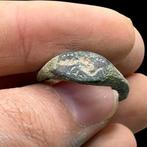 Oud-Romeinse ring met dolfijn intaglio. Brons Ring (Zonder