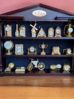 Collection thématique - Vitrine en bois contenant 19 montres