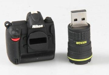 Nikon Gadgets - USB-stick + Nikon pin etc - Objectif
