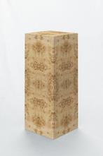 Kolom - Formaminima - 2025 - Burlwood Plinth RE01