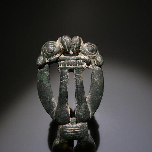 Âge du bronze Bronze Etendard avec deux chèvres. 12,5 cm H., Verzamelen, Mineralen en Fossielen