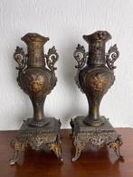 Dans le goût de Moreau - une paire de vases (2) - Zamac -, Antiquités & Art