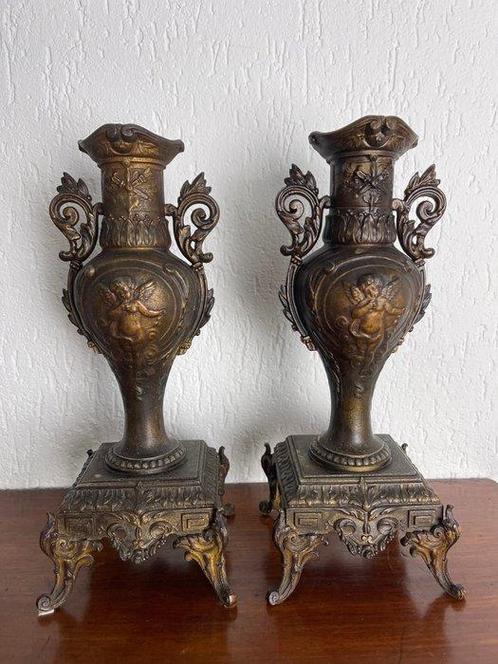 Dans le goût de Moreau - une paire de vases (2) - Zamac -, Antiquités & Art, Antiquités | Autres Antiquités