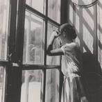Louis-Victor Emmanuel Sougez - Jeune femme à la fenêtre +